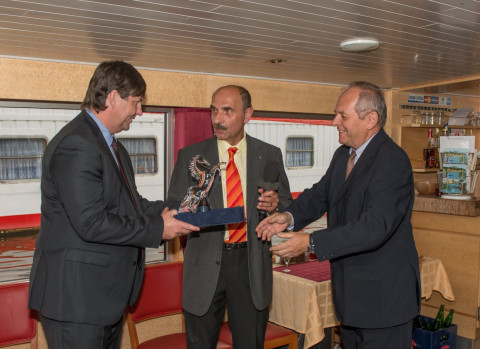 Vladimir Volák, membre du comité de direction d’AutoSAP (centre), Zdenek Novak, Responsable des Relations Internes, Directeur Adjoint d’AutoSAP (à droite), et Karel Lunacek, Directeur Général de MECAS ESI (à gauche) durant la cérémonie de remise du prix, à Prague, le 4 septembre 2013.